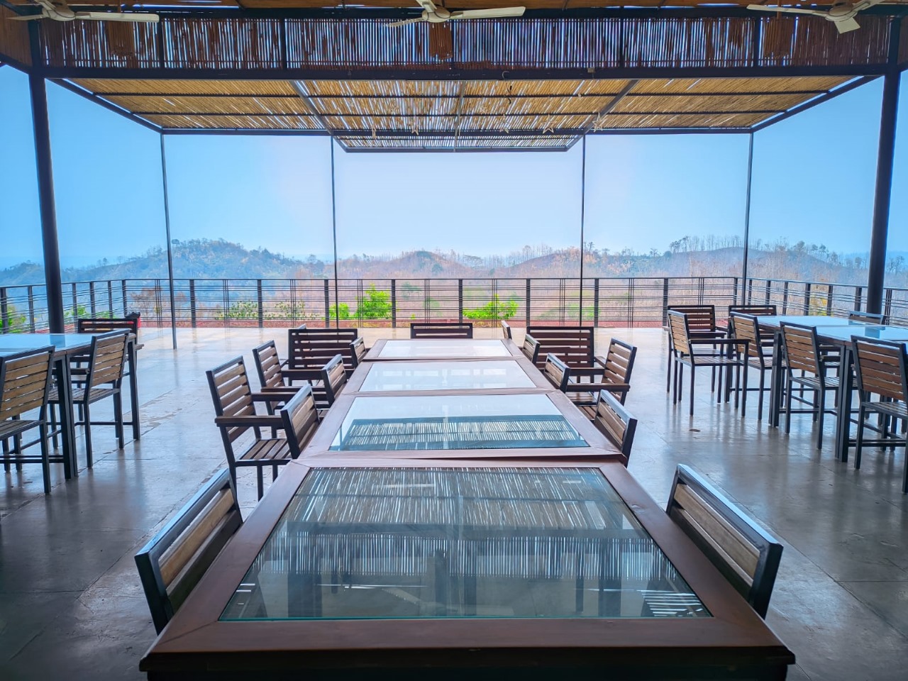 Tong Paai restaurant interior